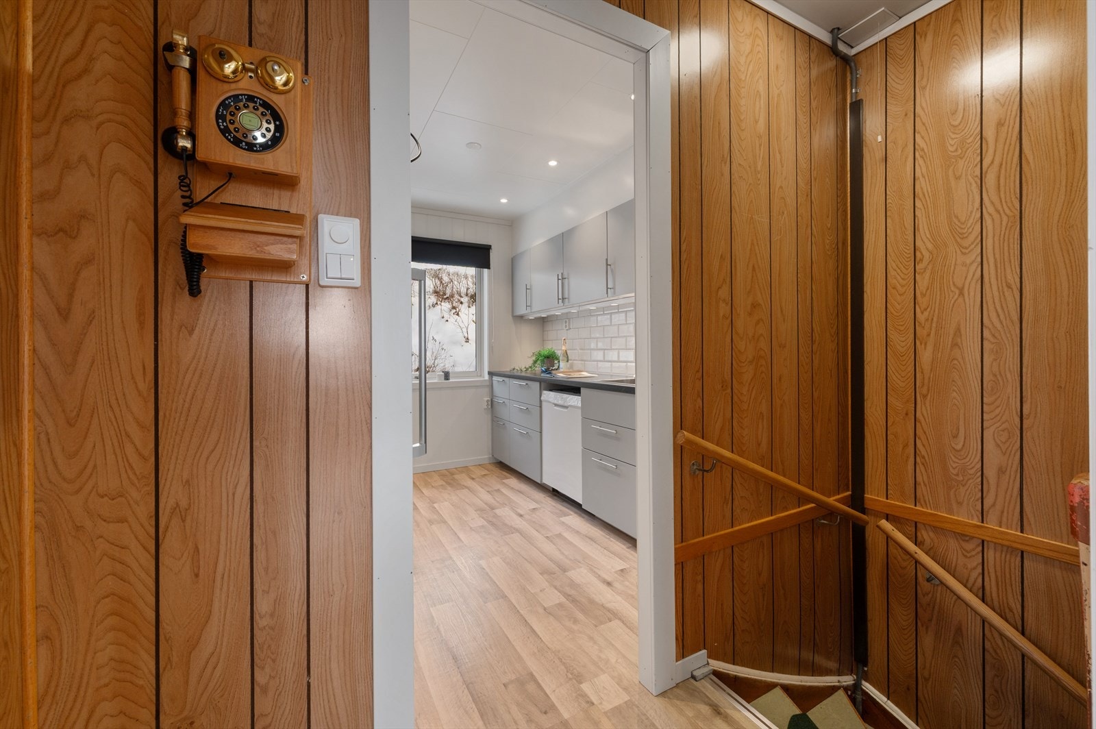 Gangen skiller stue og kjøkken. Galleribilde