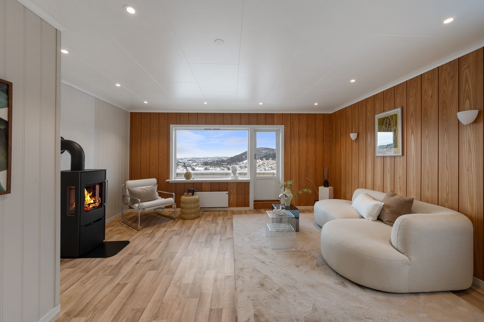 Stor og lys stue på 34 kvm med vedovn og god plass til både sofagruppe og spisebord. Galleribilde