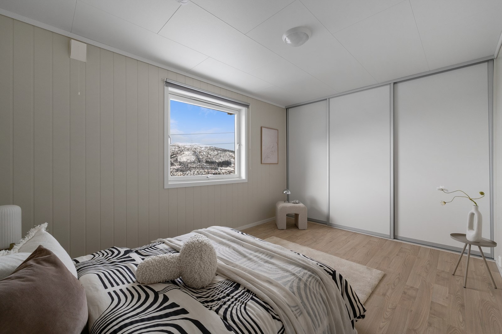 Romslig garderobeløsning langs hele veggen. Galleribilde