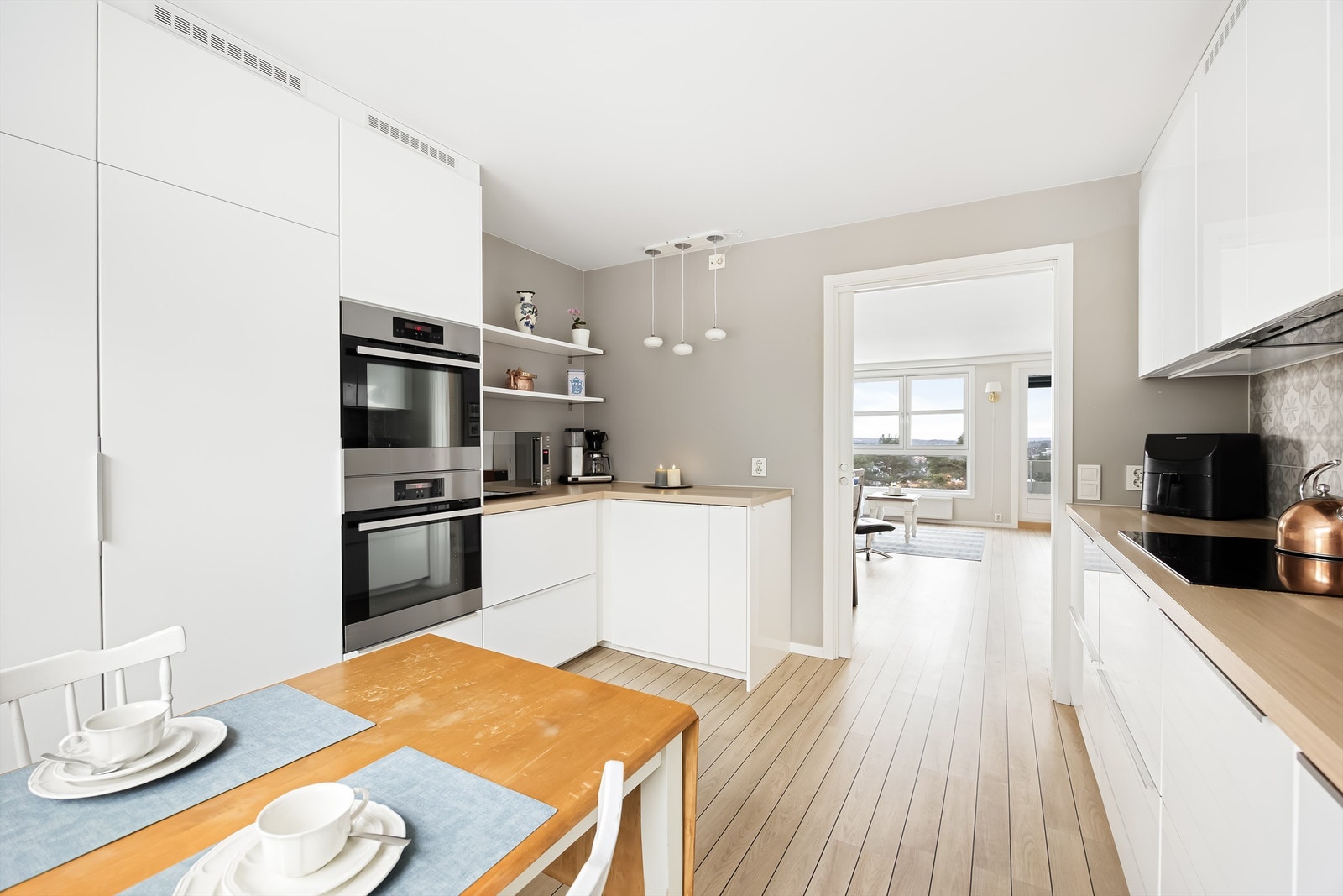Velkommen til Asperudtoppen 39, en lys og moderne 3-roms leilighet med praktisk planløsning og gode lysforhold, presentert av Bastian Berge. Foto av Marit Andersen Galleribilde