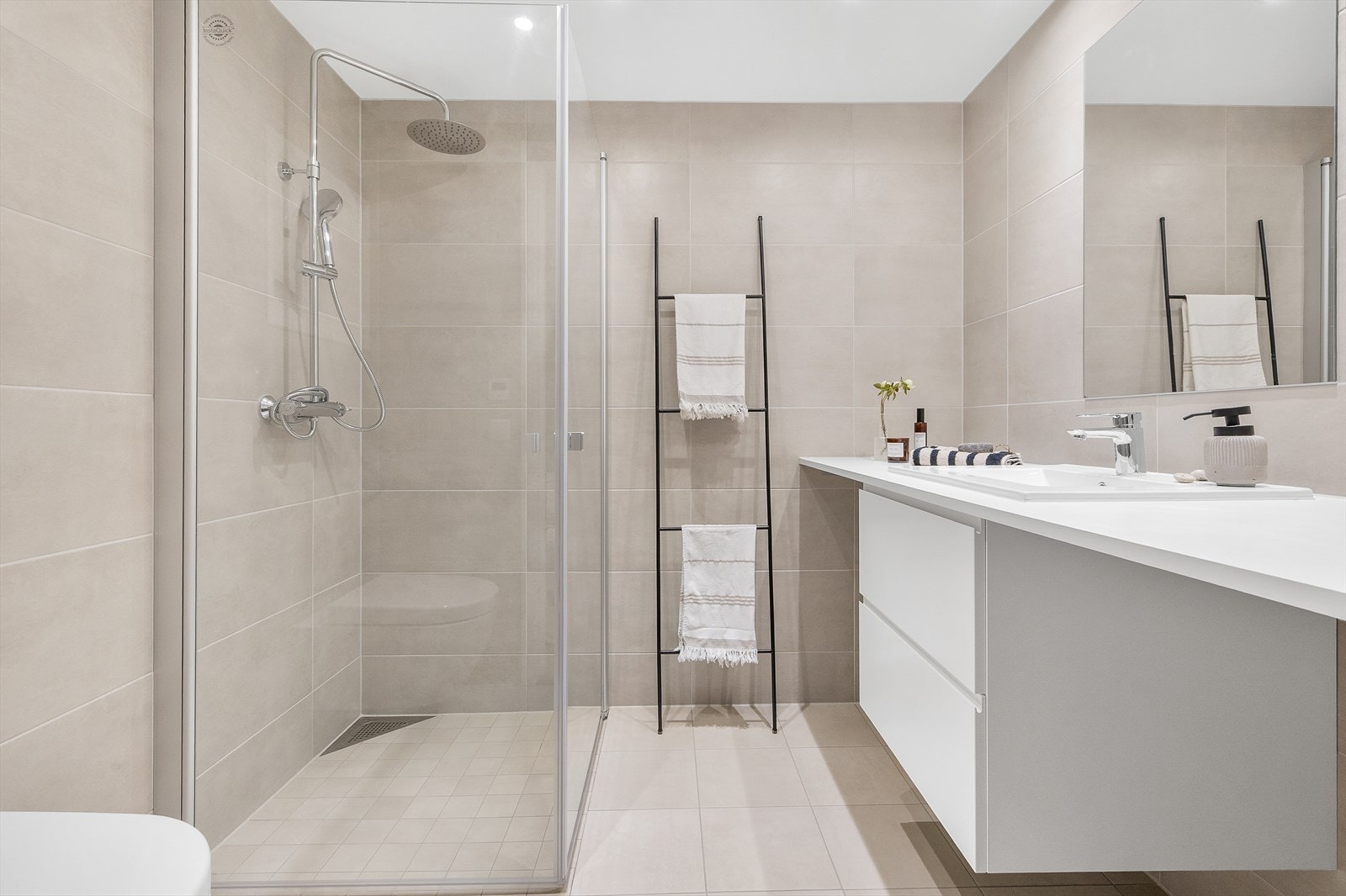 Bad med dusj og moderne fliser - her får du spa-følelsen hjemme. Galleribilde