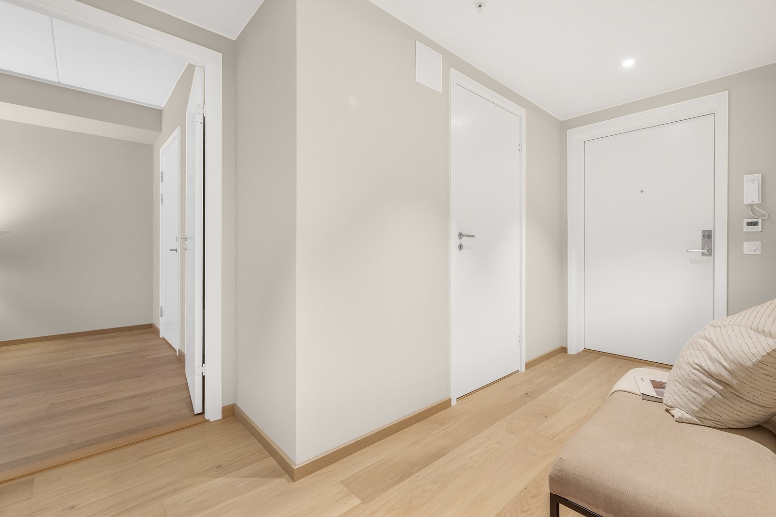 Entré med enstavs parkett og lyse vegger - gir et godt førsteinntrykk. Galleribilde