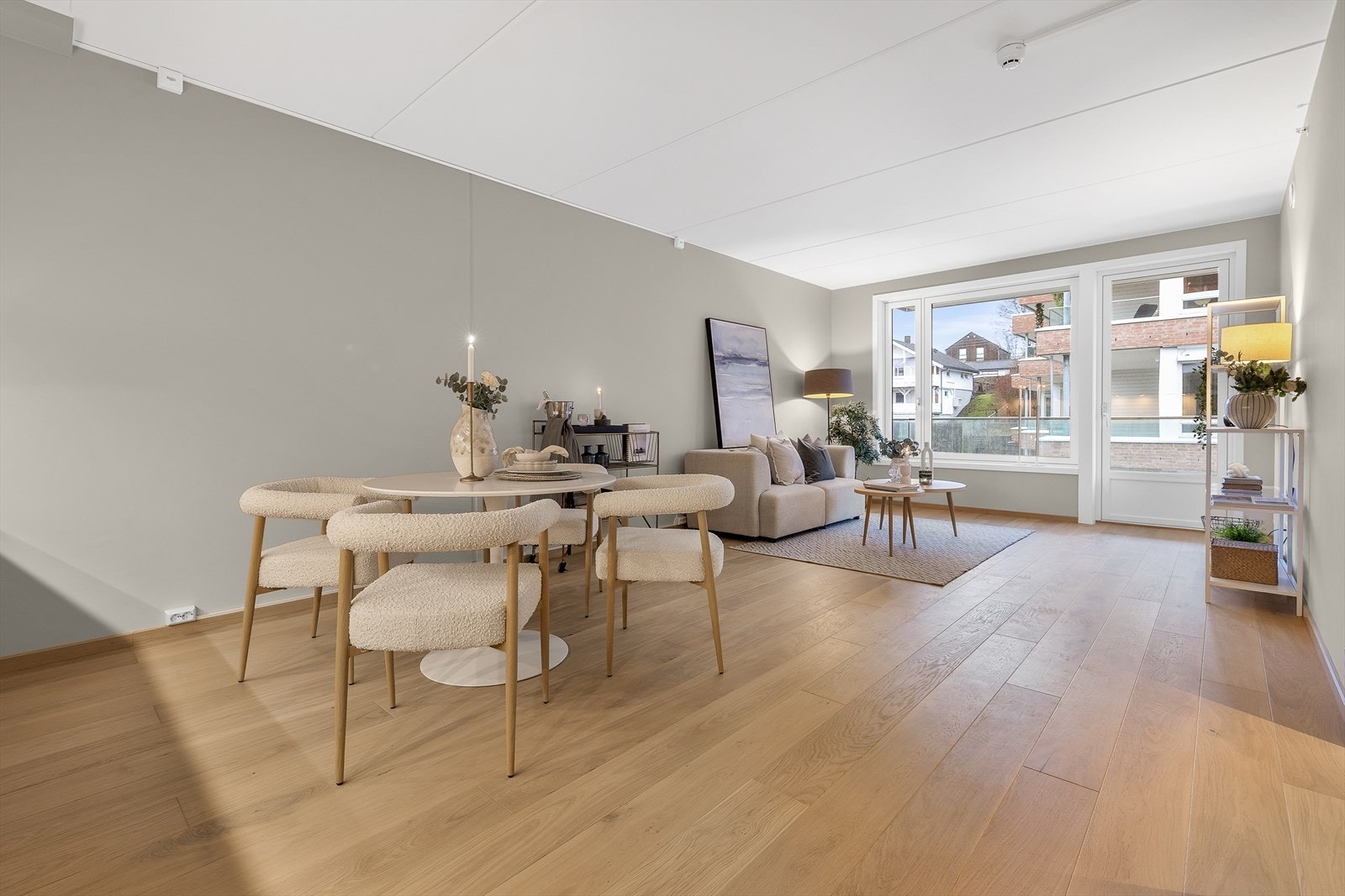 Lys og luftig stue med store vinduer og mange møbleringsmuligheter - perfekt for både hverdagsro og gjestfrihet. Galleribilde