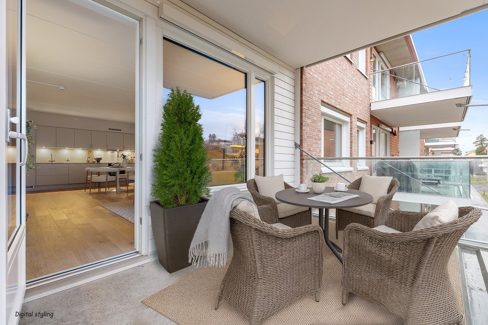 Utsikt fra balkongen inn i stuen - viser den sømløse overgangen mellom inne og ute. Galleribilde