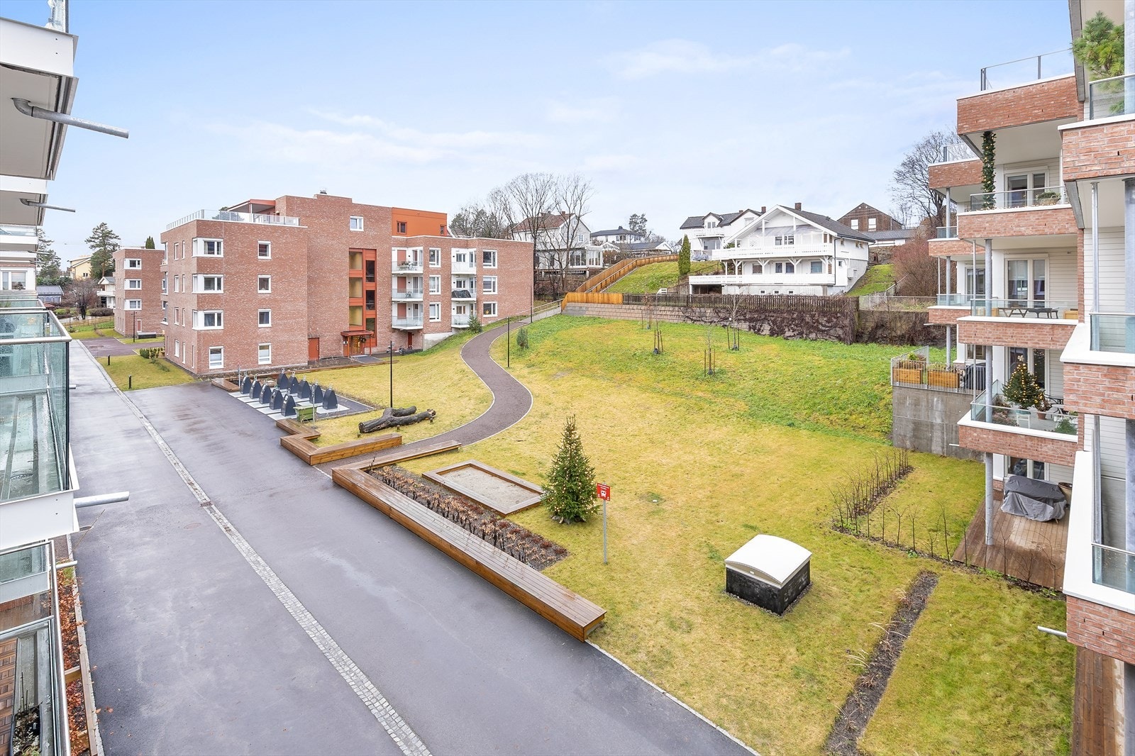 Leiligheten har utsikt mot det hyggelige, grønne tunet i Atelierhagen. Galleribilde