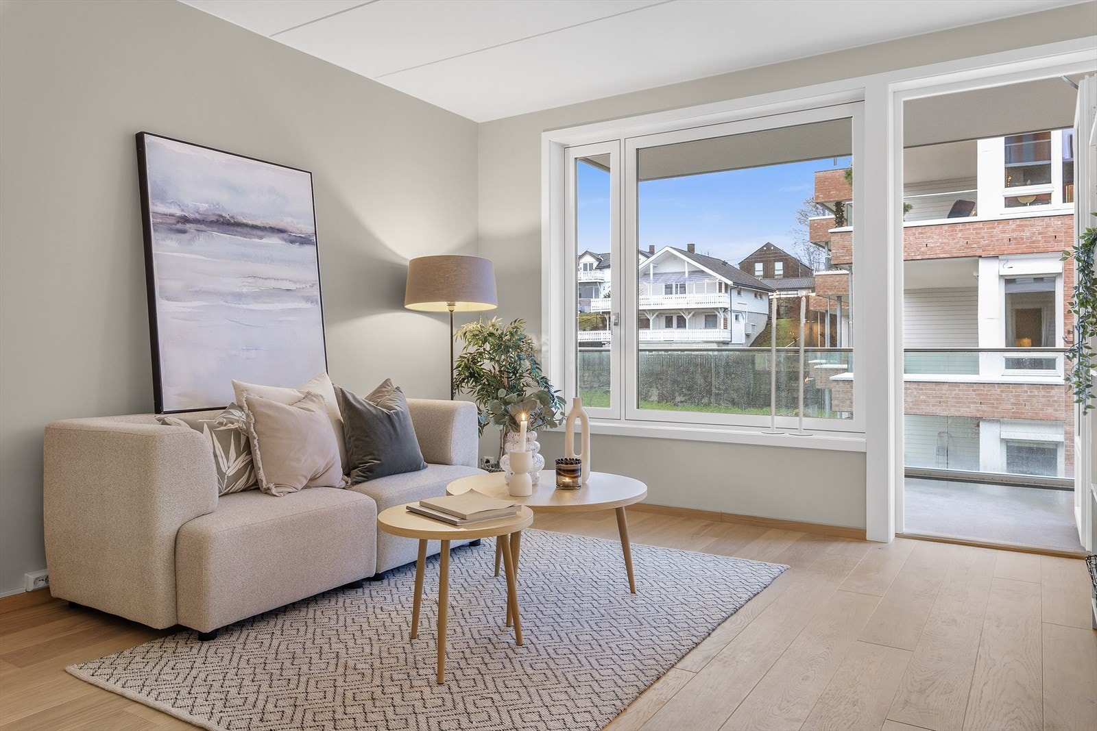 Lys og hyggelig stue med direkte utgang til romslig balkong. Galleribilde