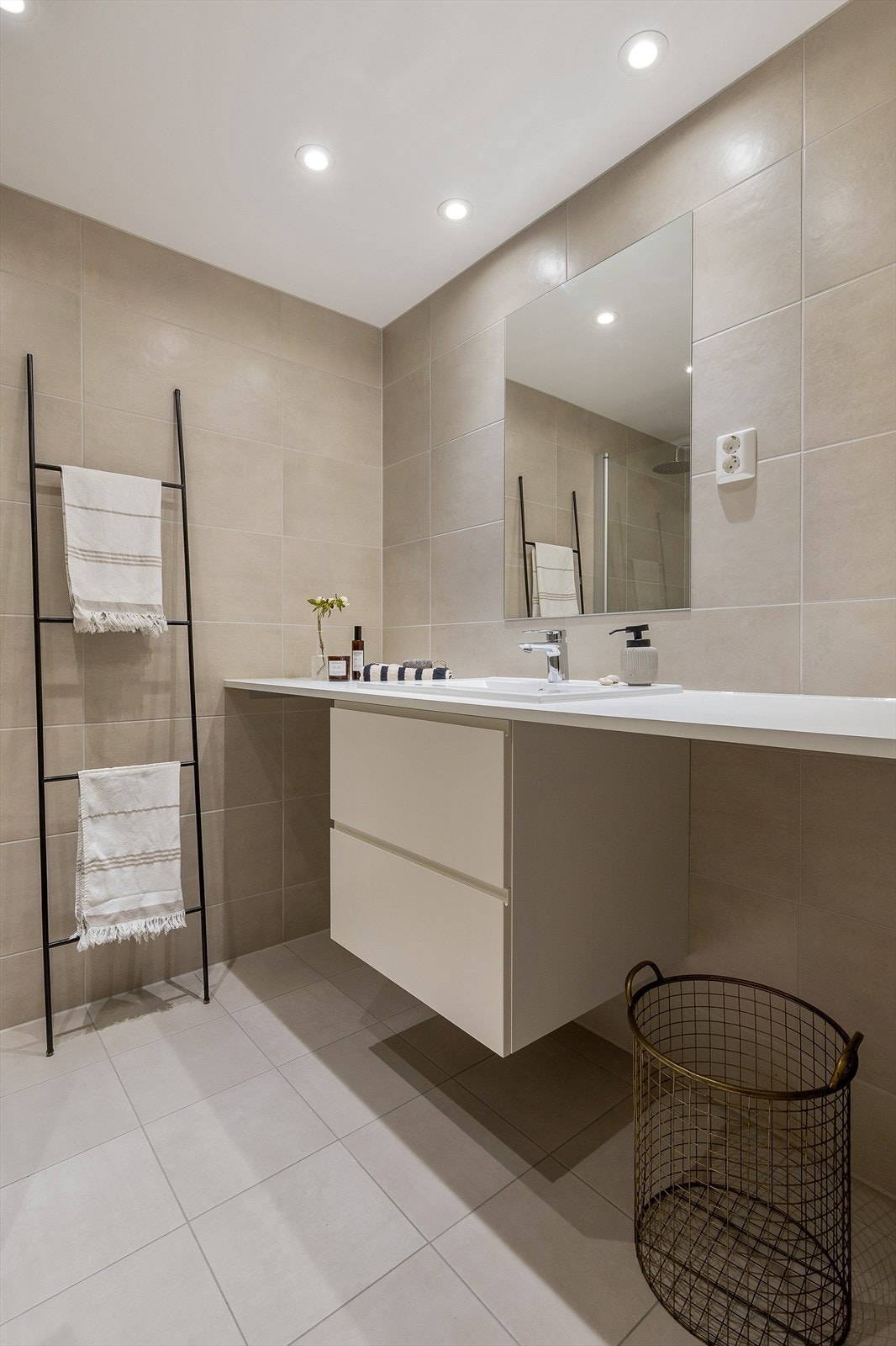 Hel benkeplate med vask, gir god og diskret plass til vaskemaskin og tørketrommel. Galleribilde