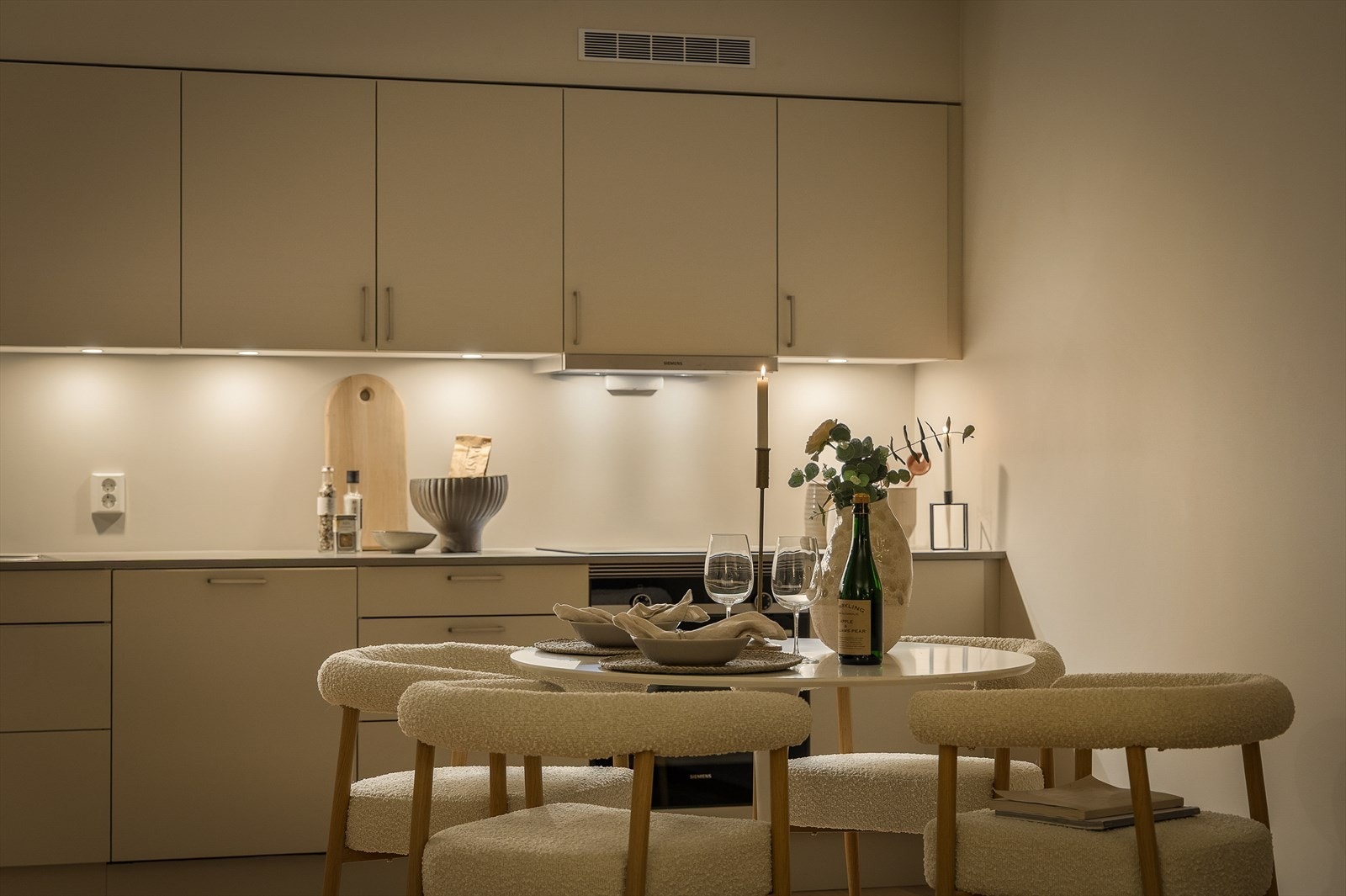 Kjøkken og spiseplass med plass til både matlaging og gode samtaler. Galleribilde