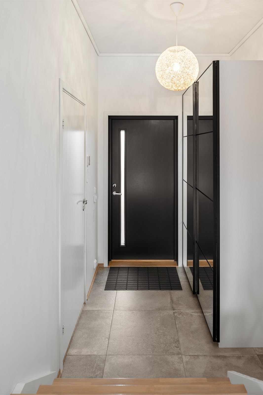 Pen entré/gang med god plass til å henge fra seg både yttertøy og sko. Galleribilde