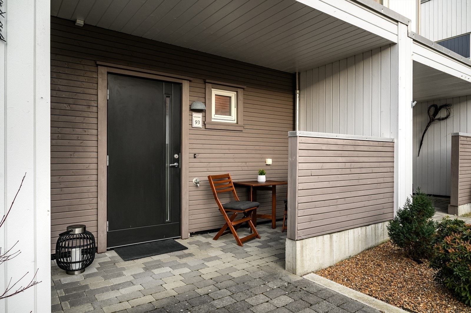 Praktisk takoverbygg ved inngangsdøren. Galleribilde