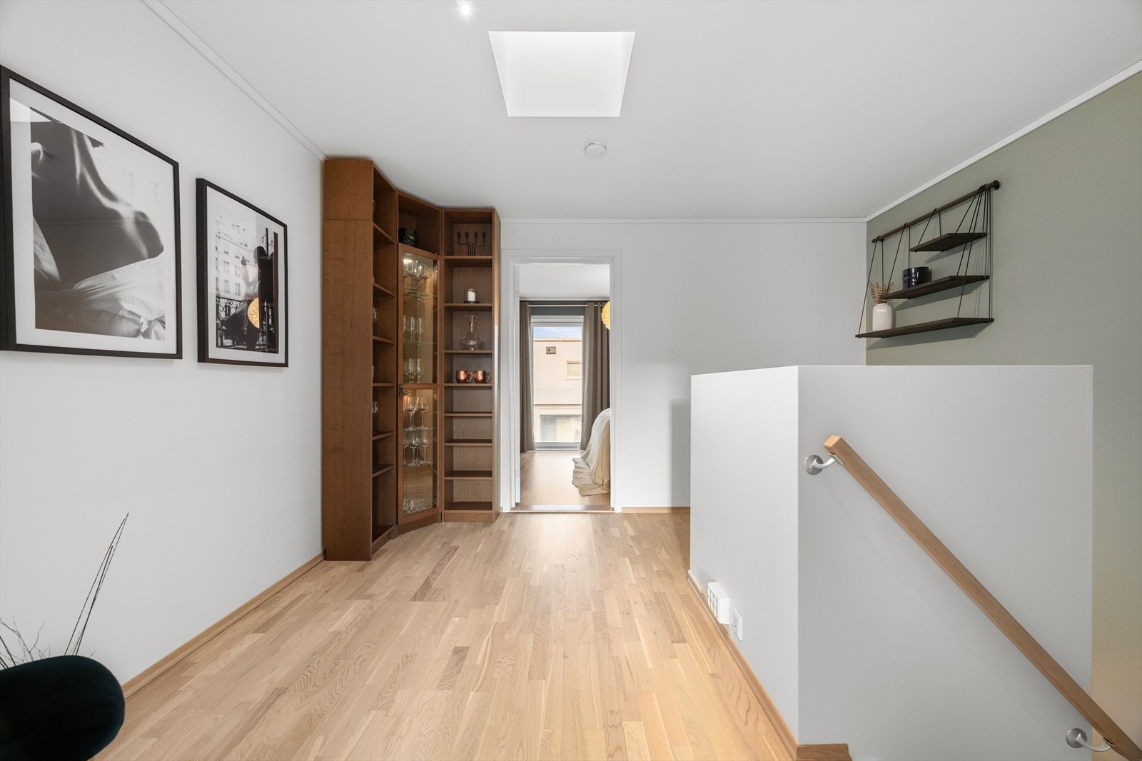 I gangen har du mulighet for enten oppbevaring og man kan kombinere en liten sofa i tillegg til kontorpult i innhukket Galleribilde