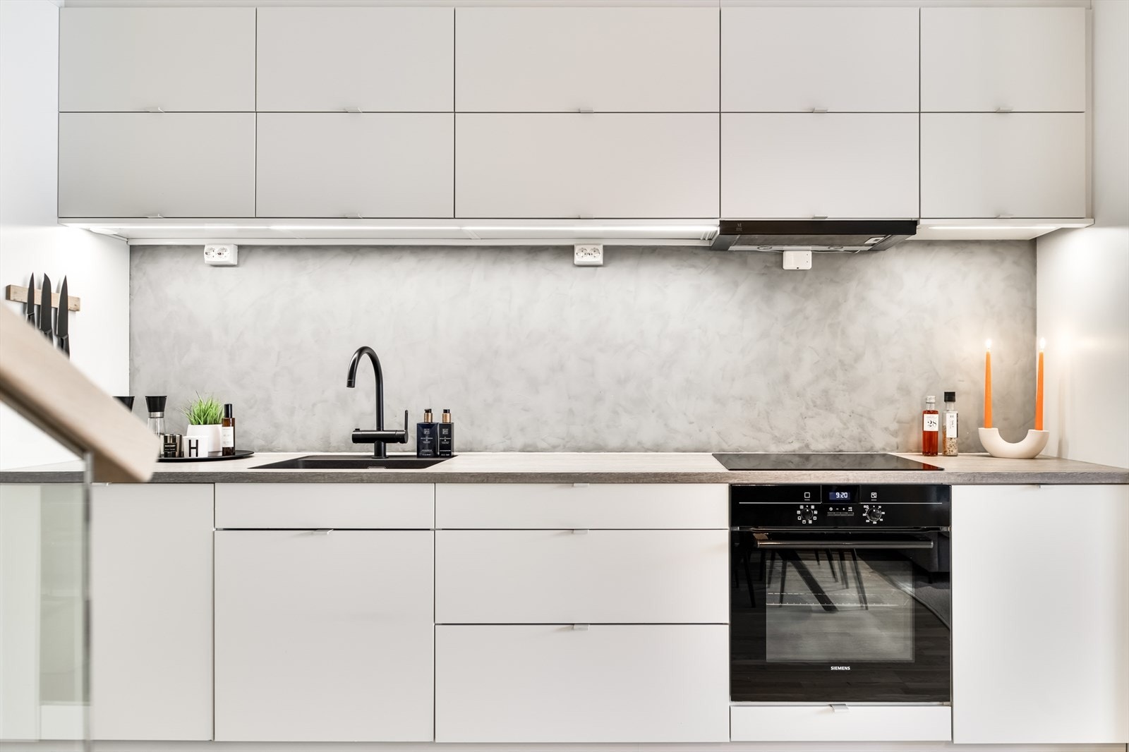 Her har man rikelig med skapplass til det meste en skulle ha behov for av både kopper og kar. Galleribilde