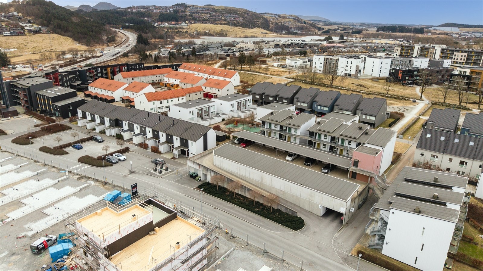 Fra boligen er det gåavstand til skoler og barnehager. Daglighandelen kan foregå både ved Kiwi eller Rema 1000, som attpåtil har søndagsåpent. Galleribilde