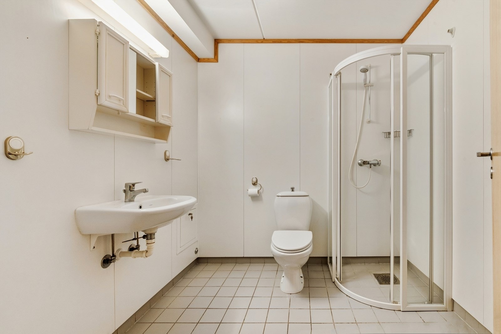 Baderom fra byggeår m/elektriske varmekabler og med opplegg for vaskemaskin. Galleribilde