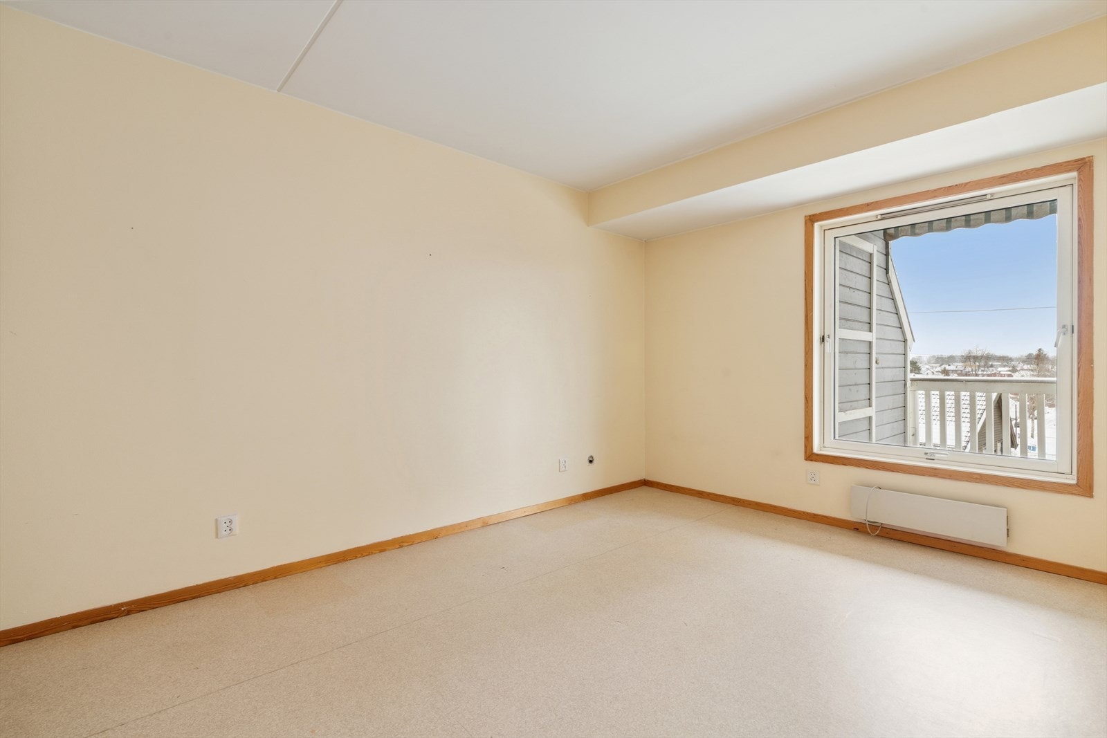 Leiligheten har et romslig og praktisk soverom med gode møbleringsmuligheter. Galleribilde