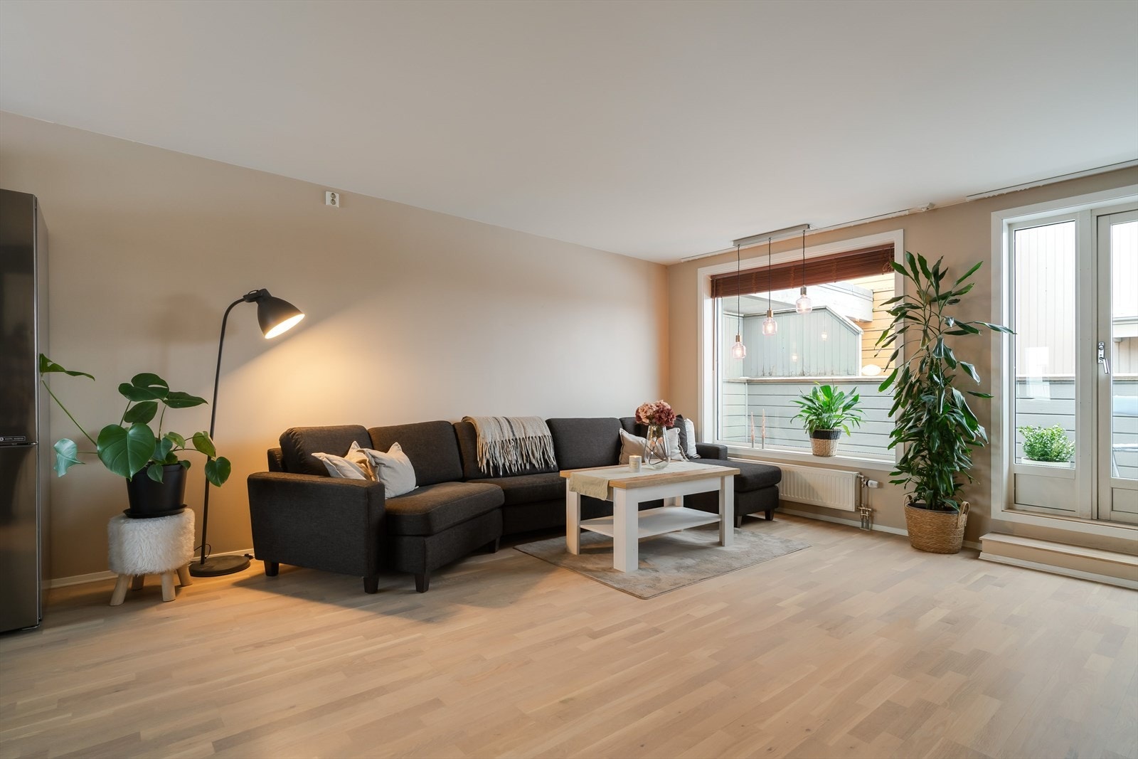 Utformingen gir god flyt i rommet og gjør det enkelt å møblere etter behov. Galleribilde