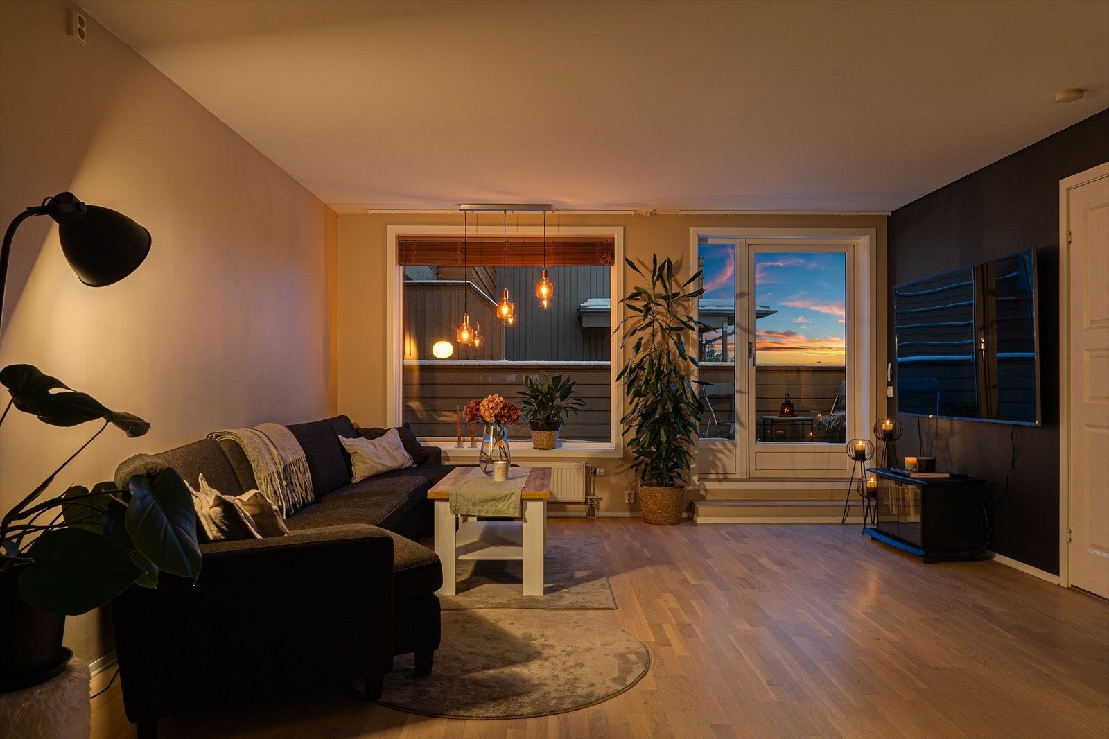 Stue og kjøkken er samlet i ett romslig og åpent oppholdsrom på ca. 28,5 m², med god plass til både sofagruppe og spisebord. Galleribilde