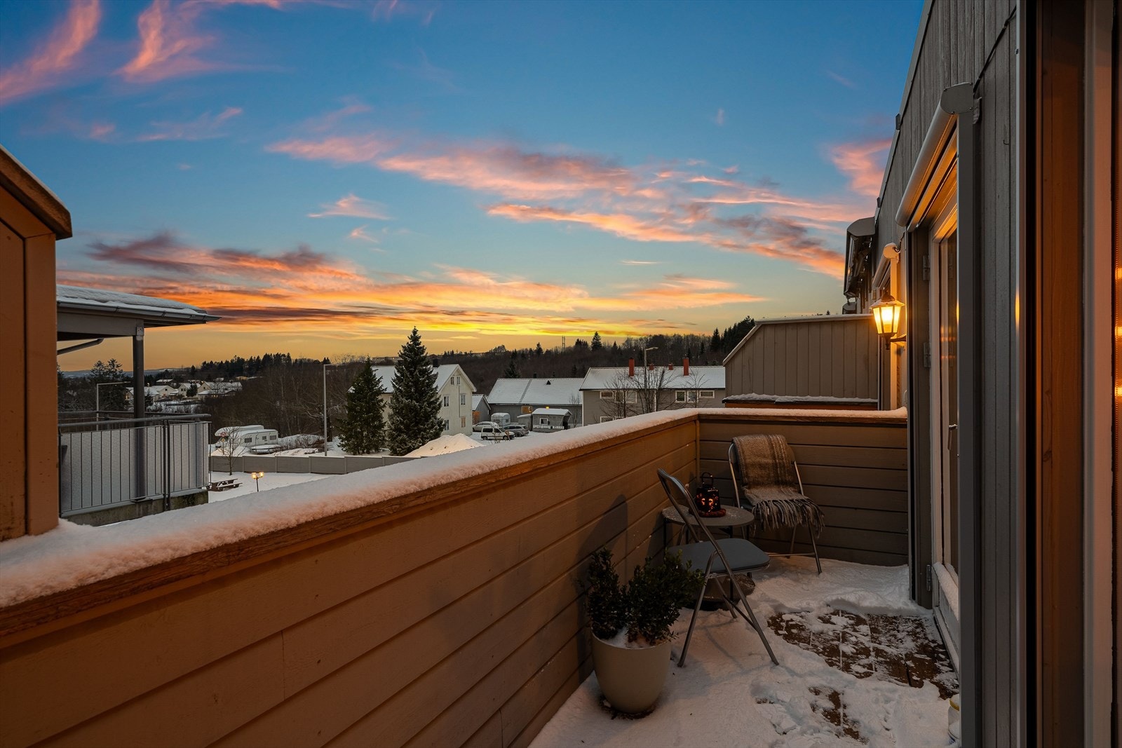 Dette er en flott 2-roms leilighet beliggende i toppetasjen. Her har du en sørvendt balkong og gode utsiktsforhold. Galleribilde