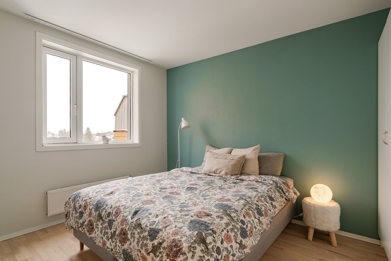 Soverommet har en lun og behagelig atmosfære med plass til dobbeltseng og tilhørende møblement. Galleribilde