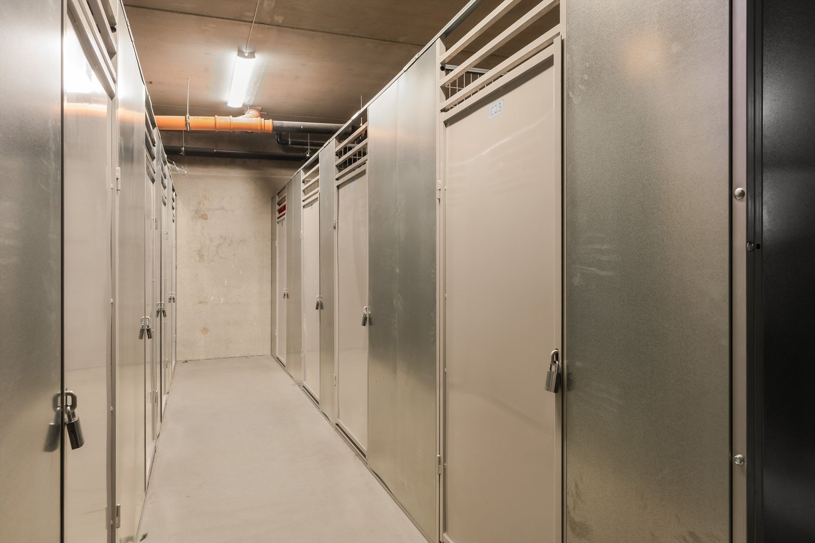 I tillegg til en innvendig bod, har du ekstra lagringsplass i en bod på ca. 5 kvm som er plassert nede i kjelleretasjen. Galleribilde