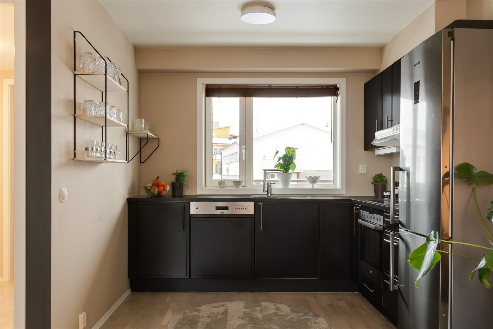 Kjøkkenet fremstår ryddig og tidsriktig, og ligger naturlig tilknyttet spiseplassen. Galleribilde