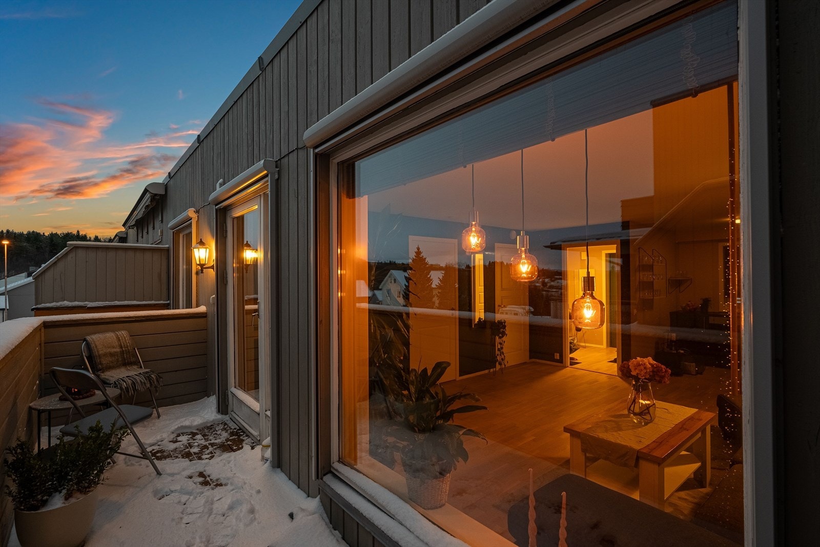 Her betaler man ingen dokumentavgift, og det er heller ingen forkjøpsrett i borettslaget. Det er montert utvendige screens som skjermer effektivt mot solen. Galleribilde