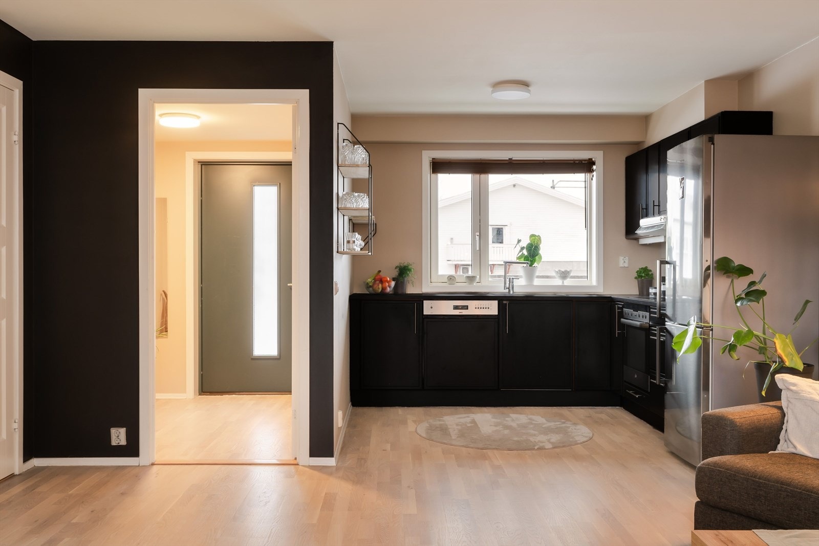 Kjøkkenet er praktisk plassert i egen sone av oppholdsrommet og har en funksjonell L-formet innredning. Galleribilde