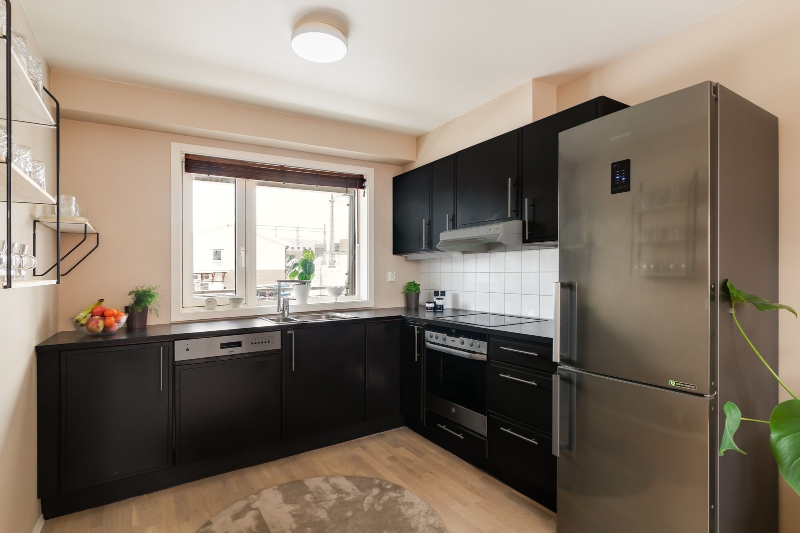 Det er gode arbeidsflater, rikelig med skapplass og vindu over benk som gir godt lys til matlagingen. Galleribilde