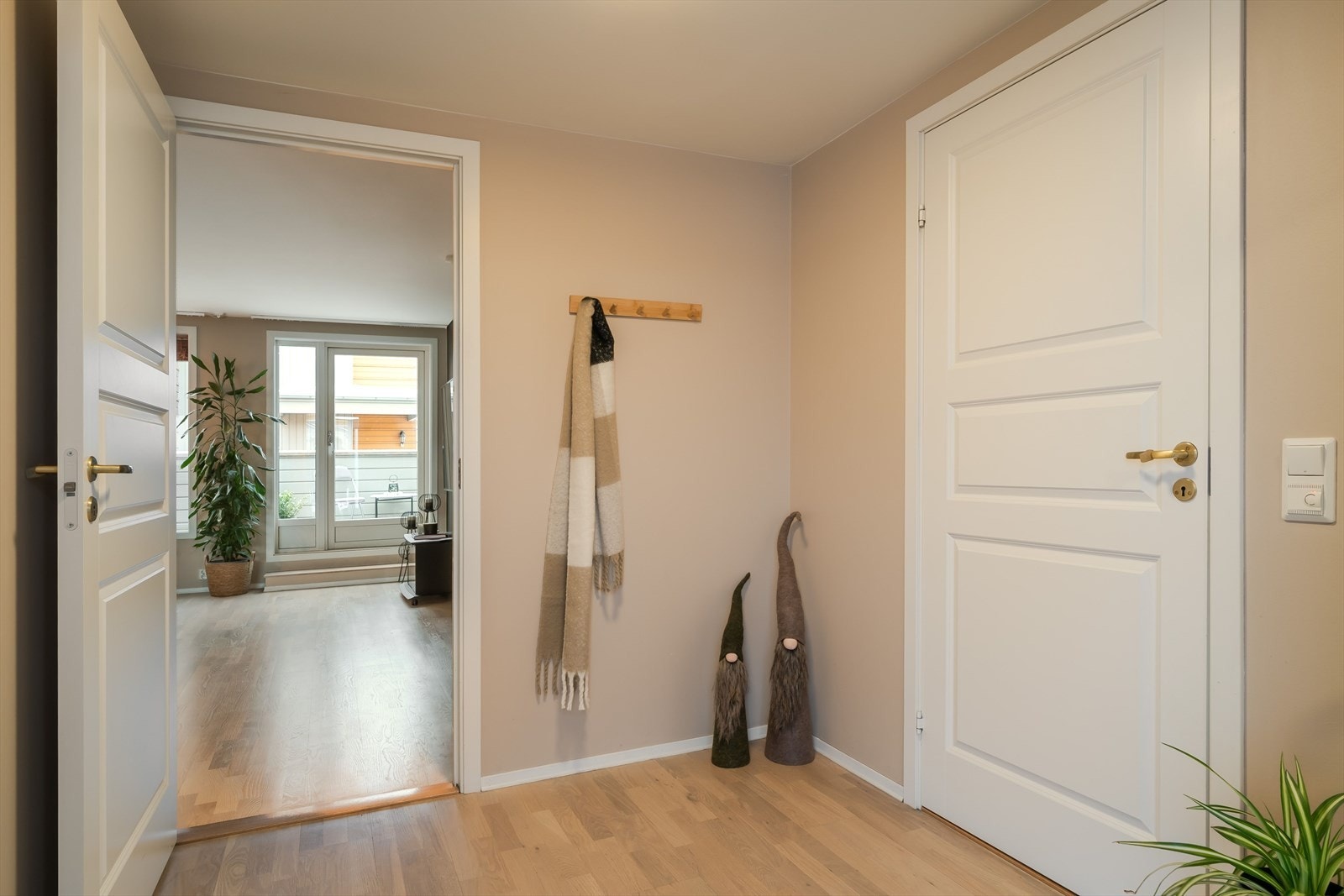 Entréen gir et ryddig og innbydende førsteinntrykk. Her er det plass til oppheng og oppbevaring av yttertøy, og rommet fungerer som et naturlig bindeledd mellom boligens ulike rom. Galleribilde