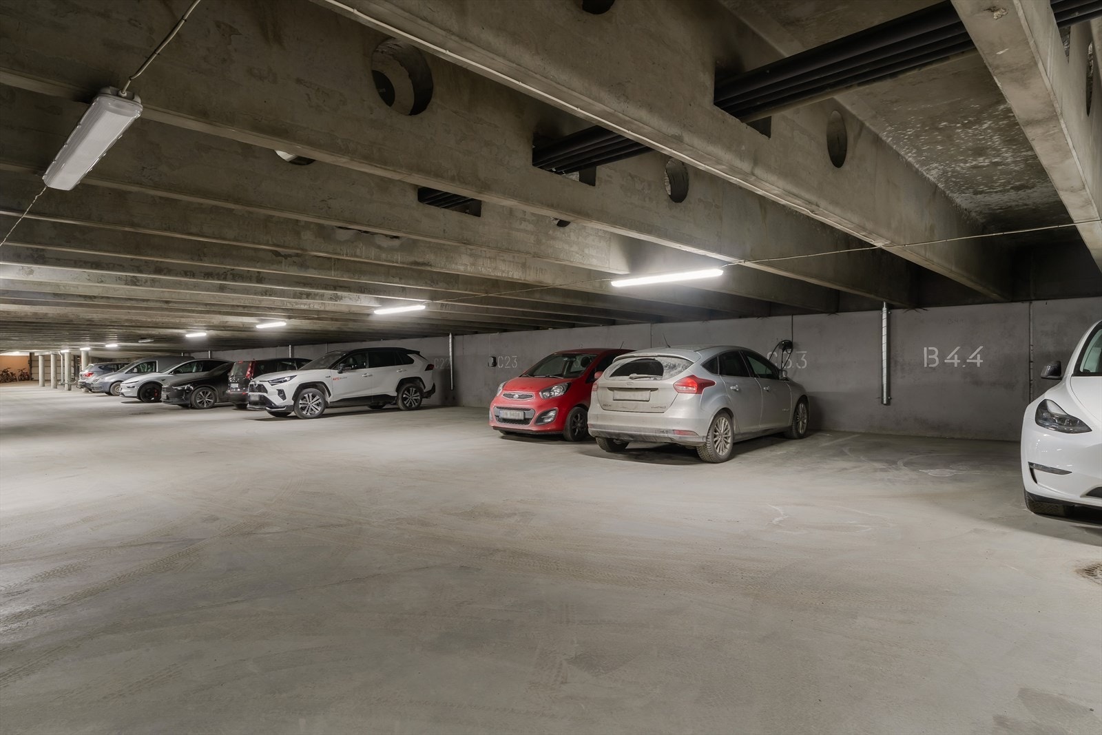 Det medfølger parkeringsplass i felles parkeringskjeller. Det er heis fra leilighetsplanet til kjelleren. Galleribilde