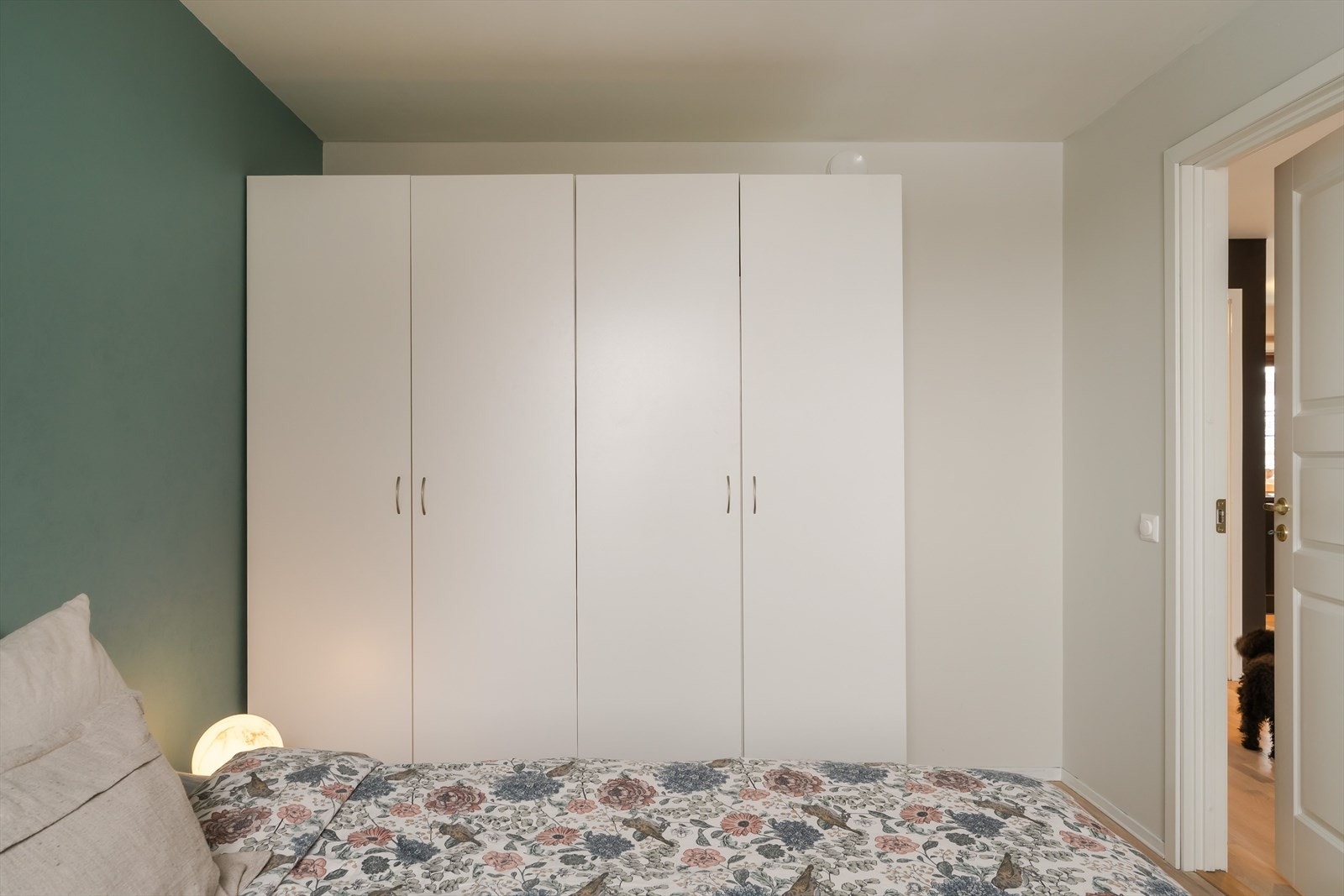 Garderobeløsningen gir god oppbevaringsplass og bidrar til et ryddig uttrykk. Galleribilde