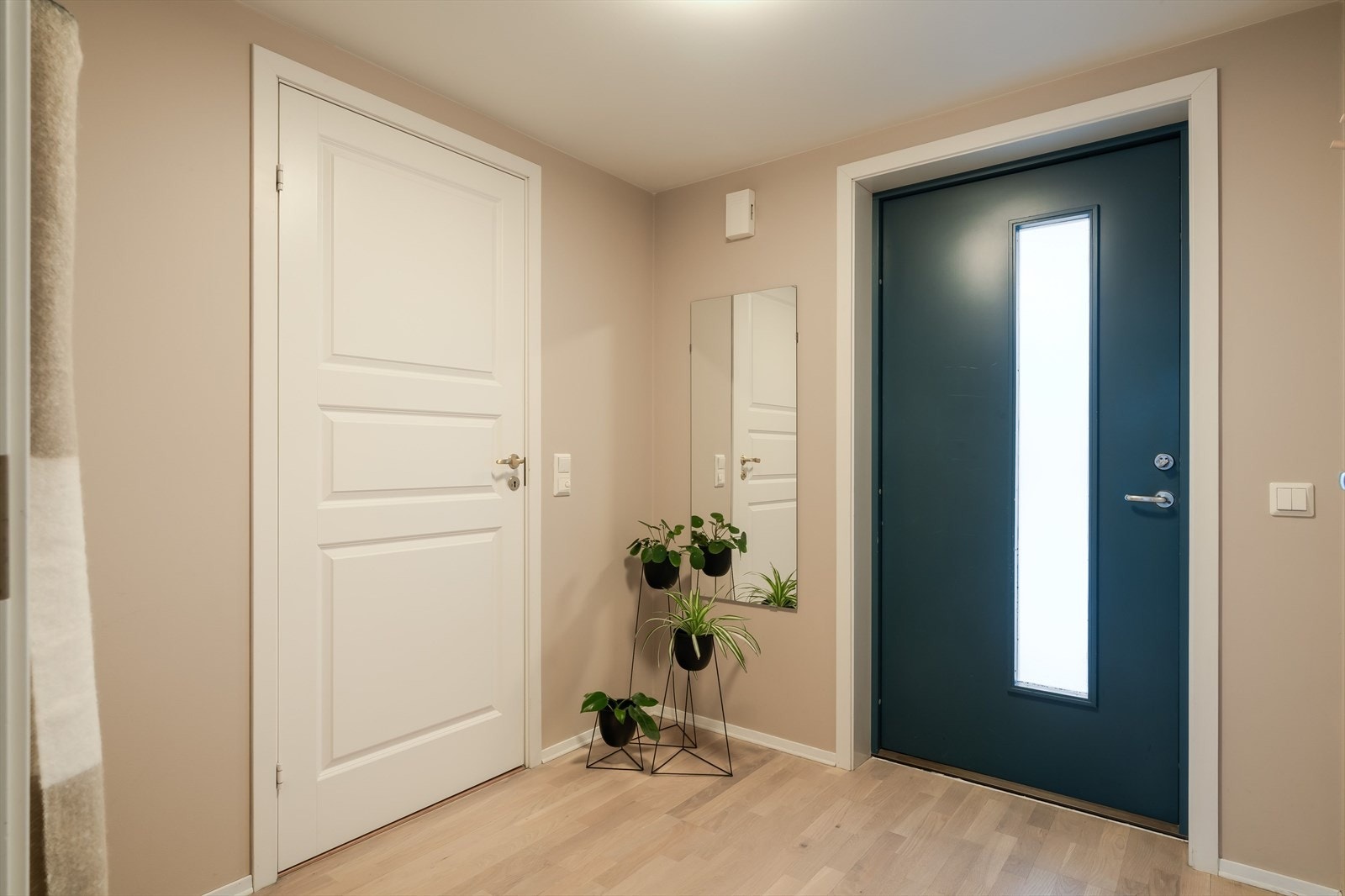 Løsningen er praktisk og oversiktlig, med god flyt videre inn i boligen. Galleribilde