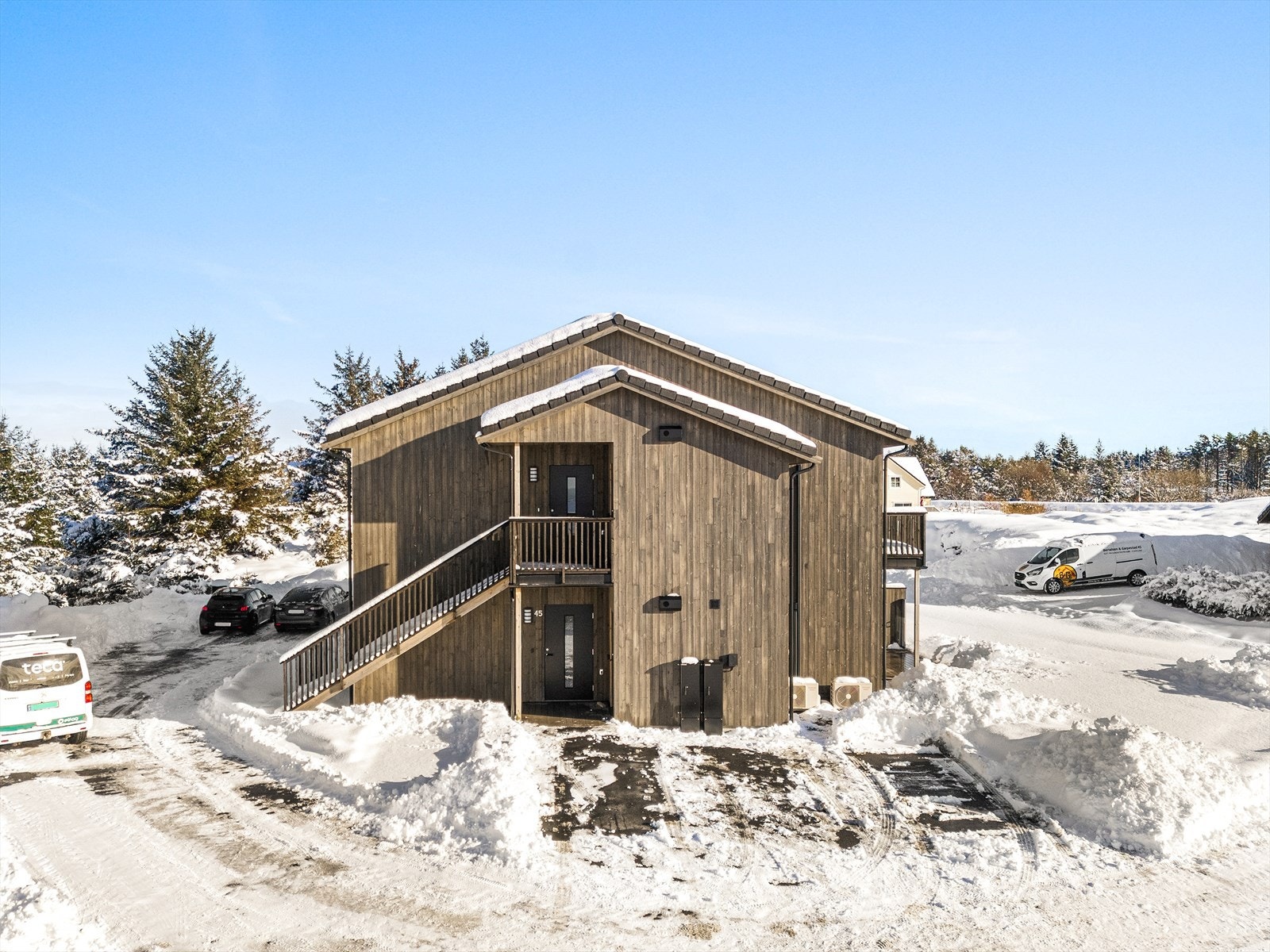 Felles opparbeidet tomt med god biloppstillingsplass Galleribilde