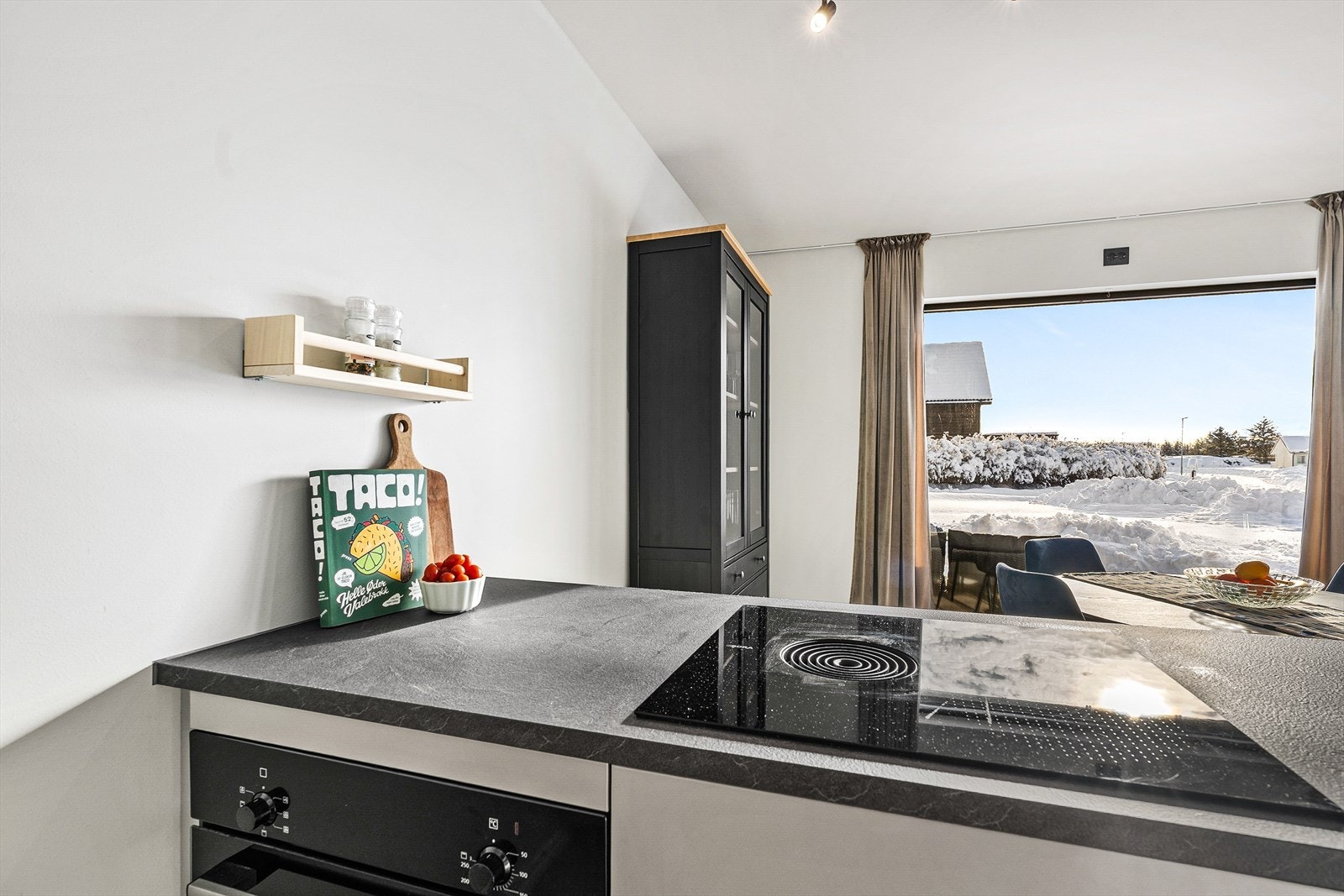 Store vinduer gir rikelig med naturlig lys Galleribilde