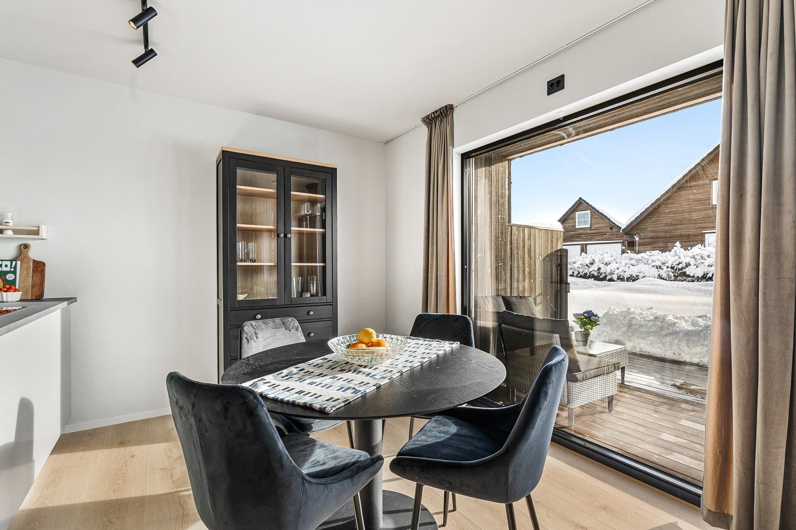 God plass til spisegruppe ved kjøkken Galleribilde