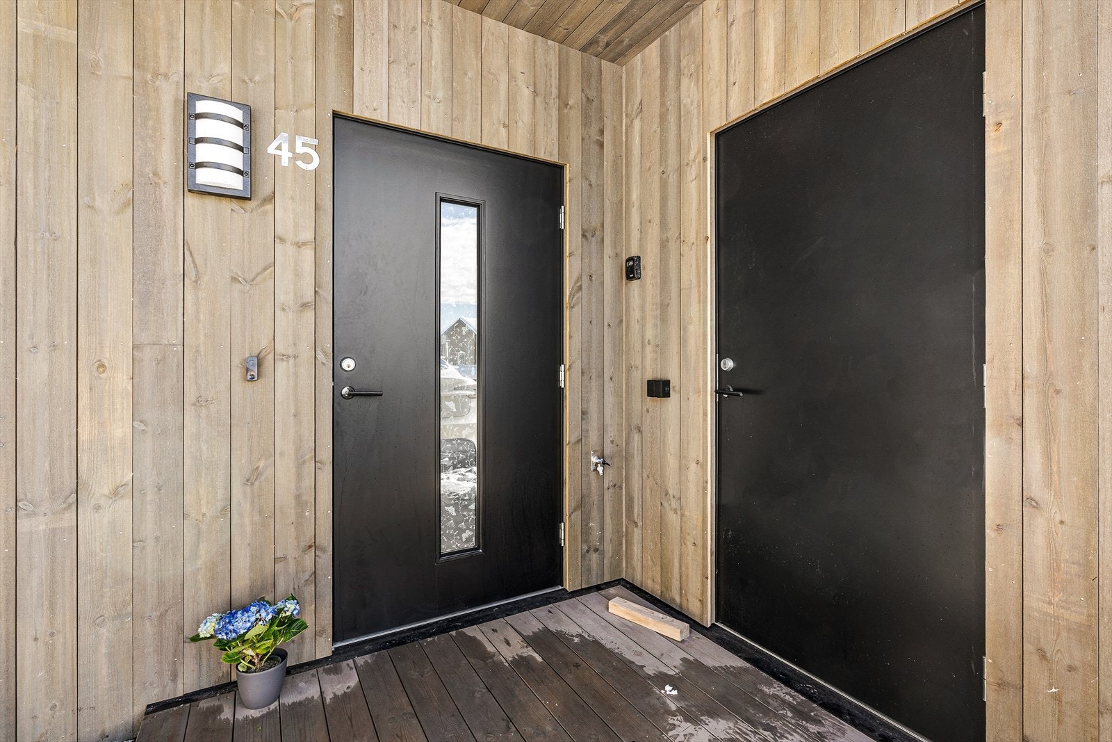 Inngangsparti med sportsbod like ved Galleribilde