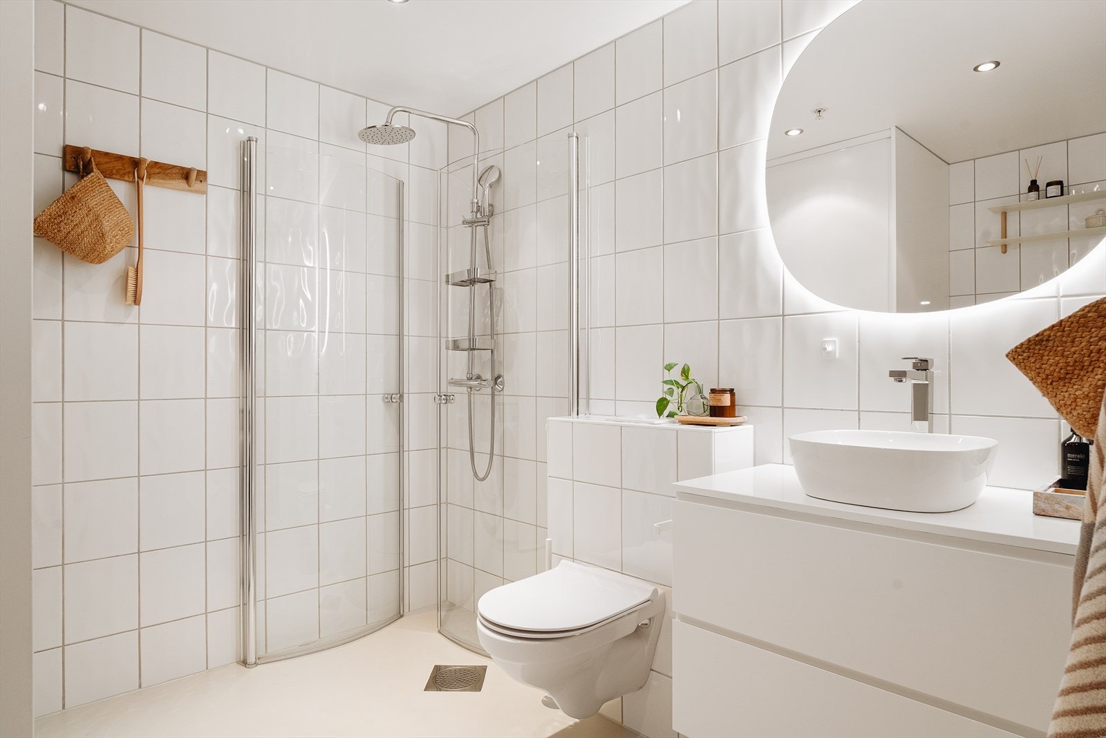 Badet ble oppgradert i 2022 med mikrosement på gulv fra Zensorama. Galleribilde