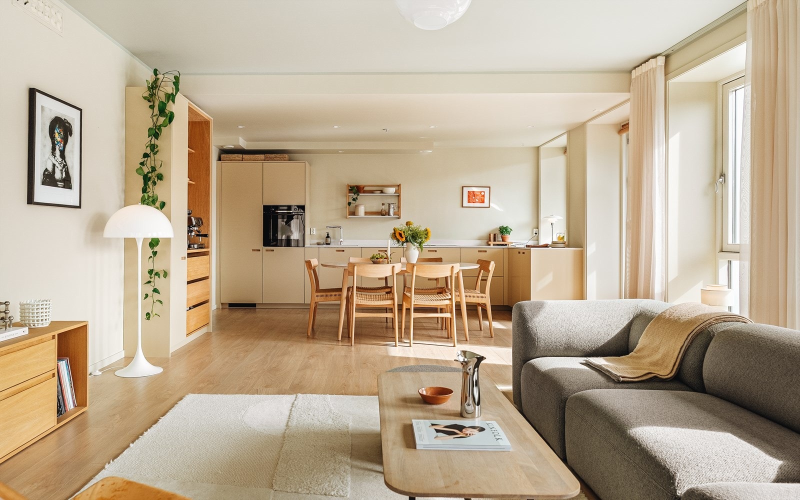 Den åpne stue- og kjøkkenløsningen på 40 m² er et sosialt og sentralt rom i leiligheten. Galleribilde