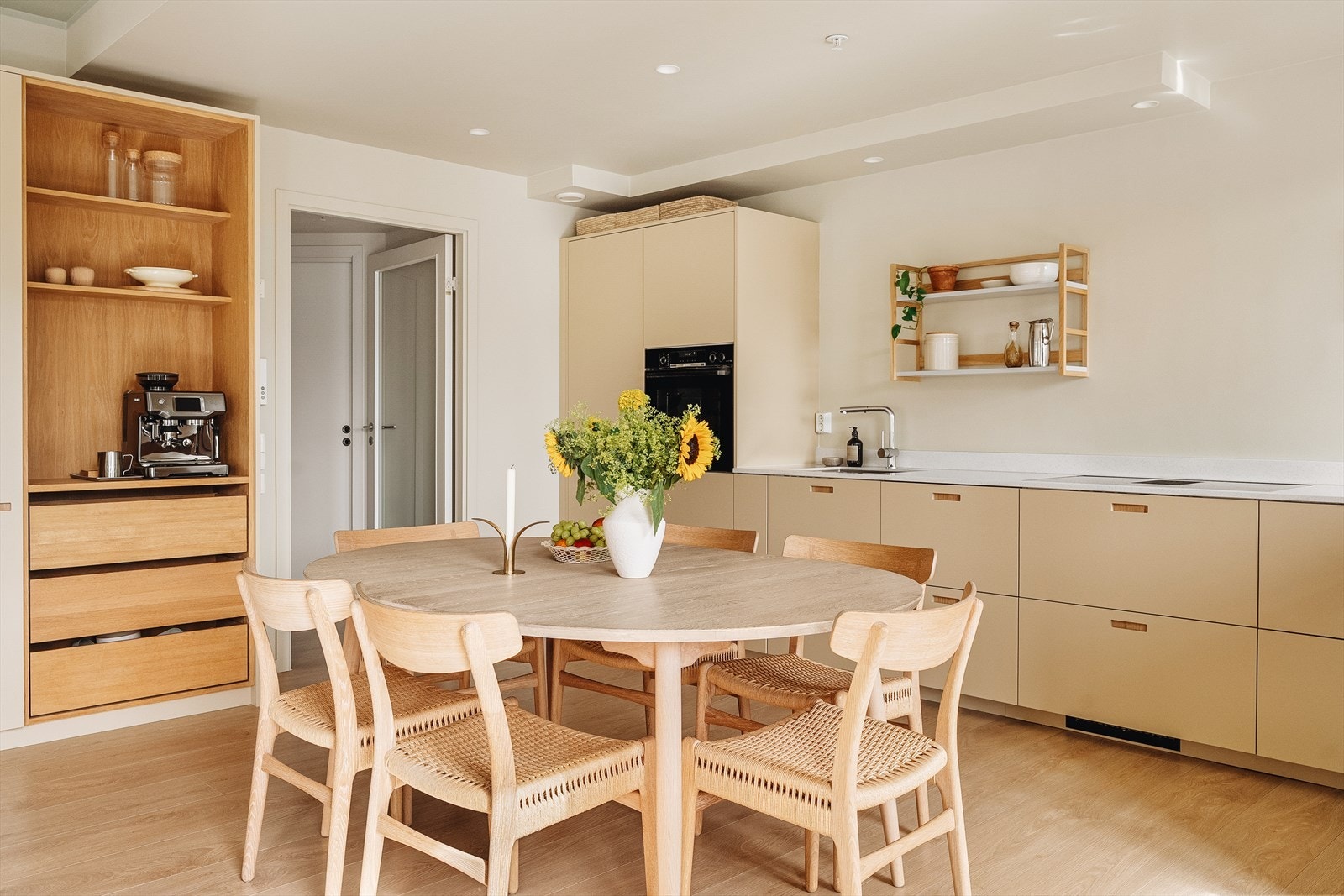 Kjøkkenet ble skiftet i 2022 med fronter fra &shufl, levert av Studio M2. Galleribilde