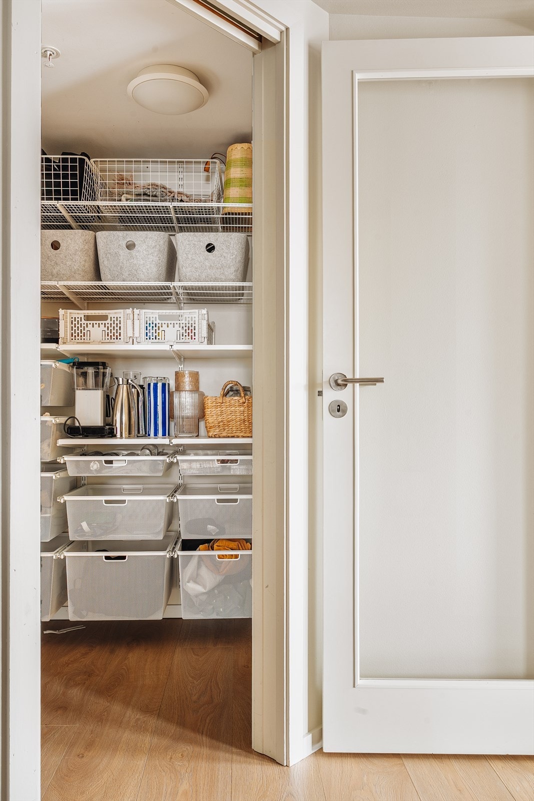 Intern bod på 3,5 m² gir praktisk oppbevaringsplass. Direkte tilgang til kjøkken med innredning fra Elfa. Galleribilde