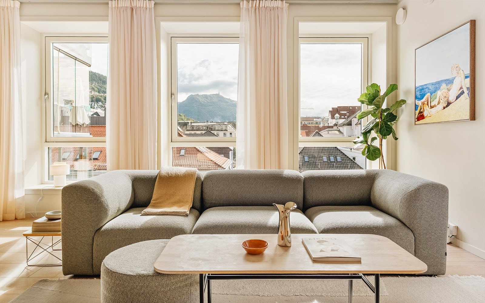 Som en gjennomgående hjørneleilighet har boligen rikelig med lys og utsikt mot byfjellene. Galleribilde