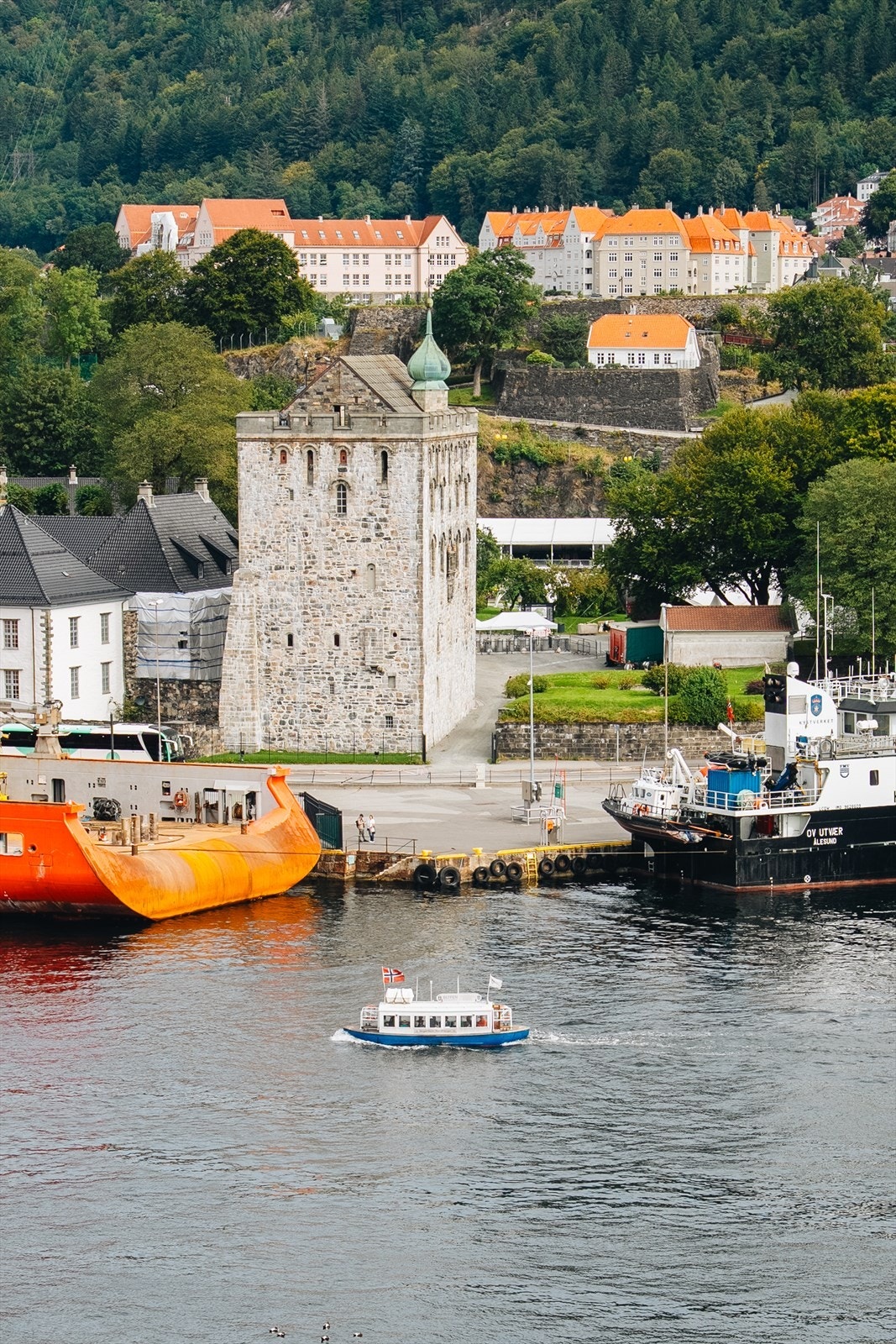 Nærhet til historiske landemerker som Bergenhus festning med Rosenkrantztårnet. Galleribilde