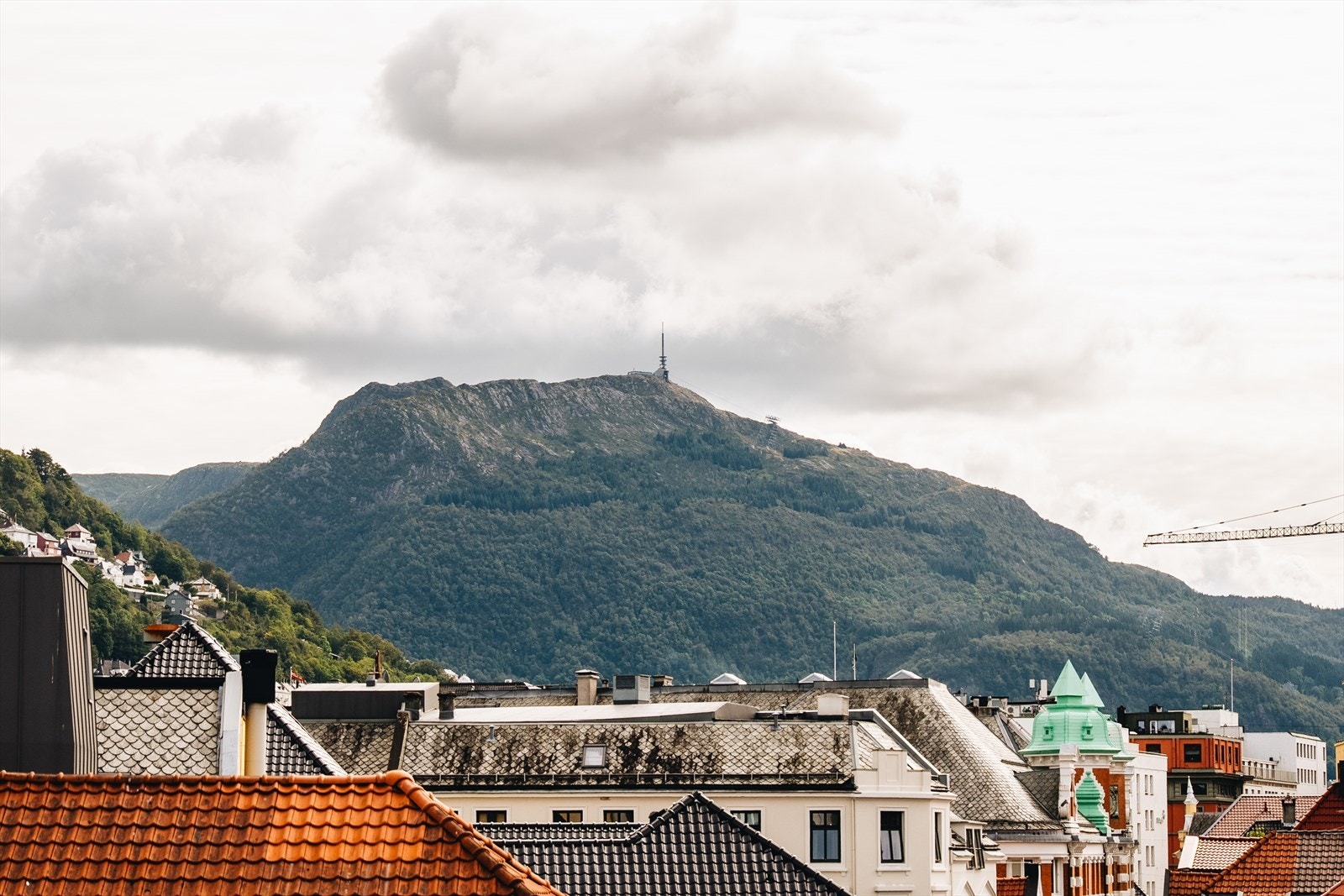 Fra eiendommen er det utsikt mot Ulriken, det høyeste av Bergens syv fjell. Galleribilde