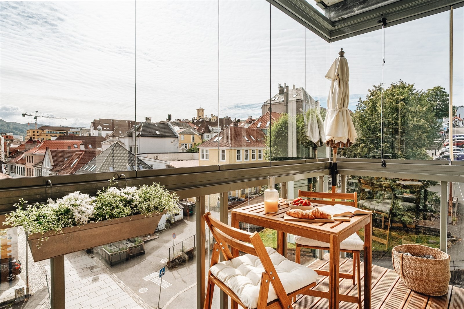 Innglassingen gjør balkongen til et lunt og anvendelig uterom store deler av året. Galleribilde