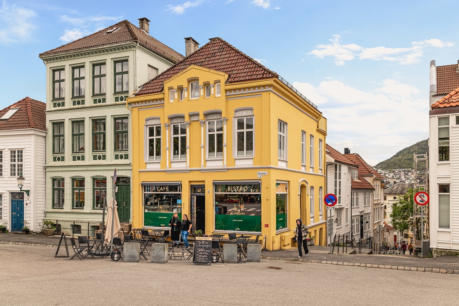 Eiendommen ligger rett ved Holbergsallmenningen, et hyggelig og sentralt byrom. Galleribilde