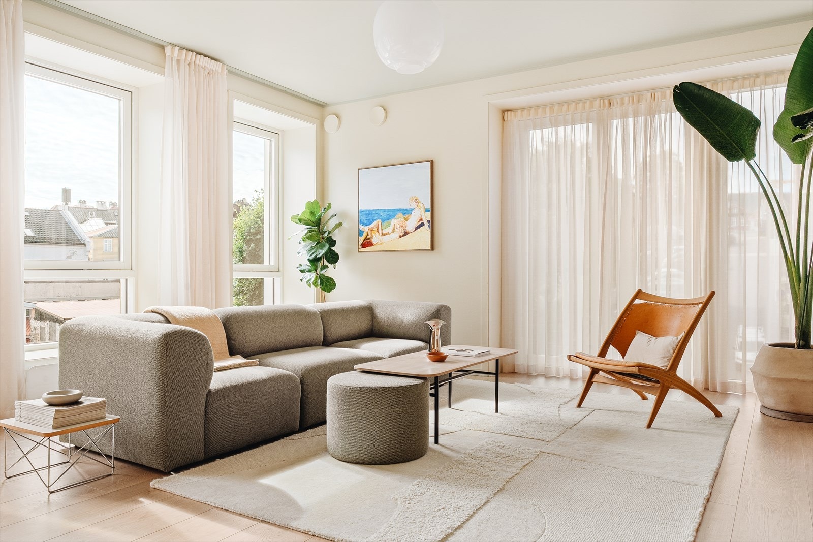 Den åpne løsningen skaper en sosial og luftig atmosfære mellom kjøkken og stue. Galleribilde