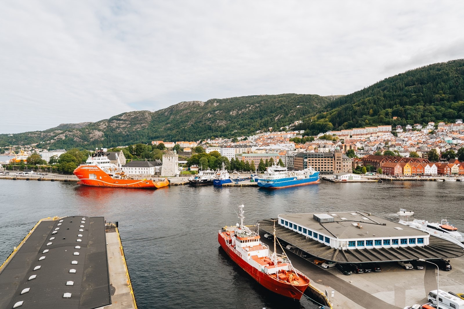 Den sentrale beliggenheten gir umiddelbar nærhet til sjøen og havneområdet. Galleribilde