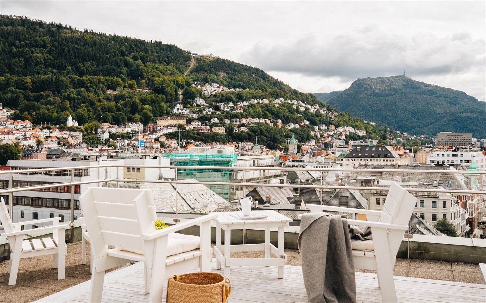Bygget har en stor, felles takterrasse med vidstrakt utsikt over by og fjord. Galleribilde