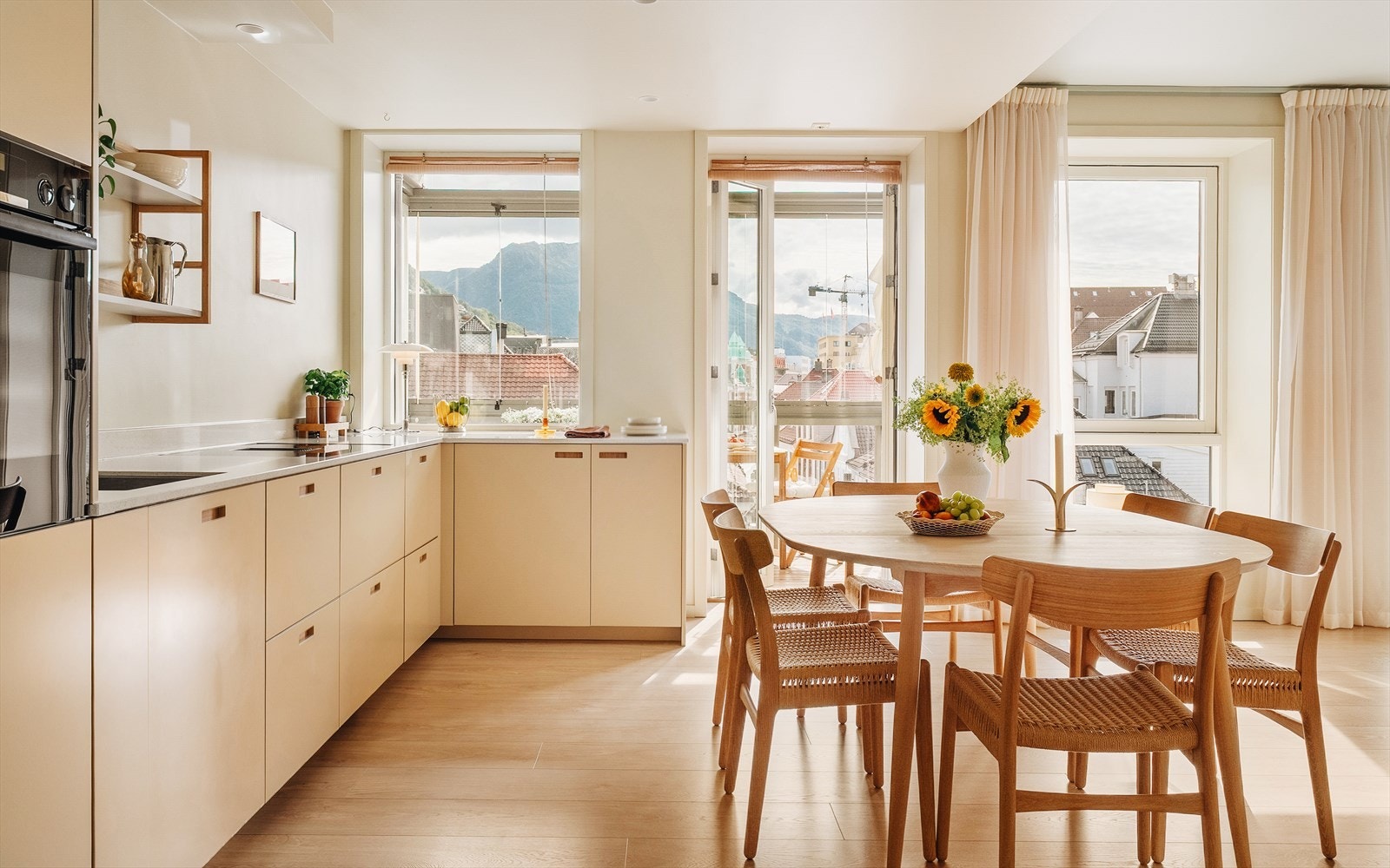 Vinduene er fra bygget ble ombygd i 2008 og er utvendig aluminiumsbelagt for enkelt vedlikehold. Galleribilde