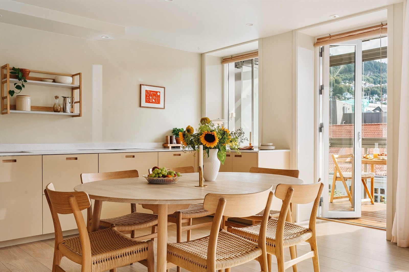 Kjøkkenet har rikelig med skap- og benkeplass, med direkte utgang til balkongen. Galleribilde